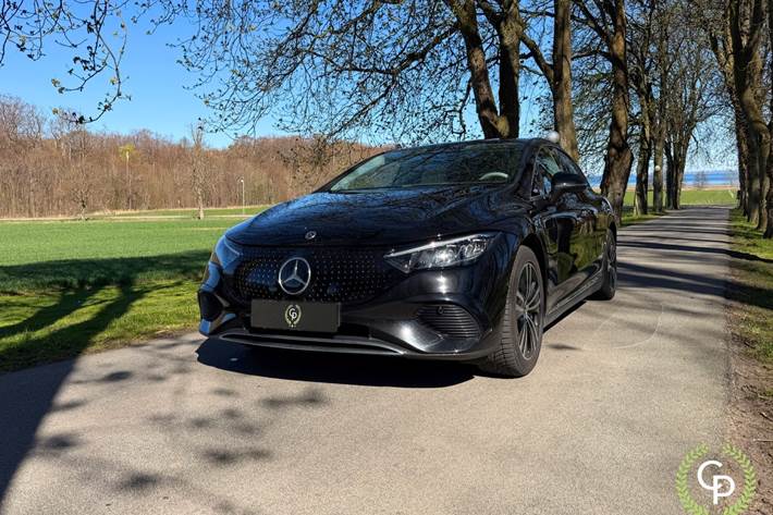 Sort Mercedes EQE300 fra 2023