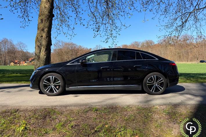 Sort Mercedes EQE300 fra 2023