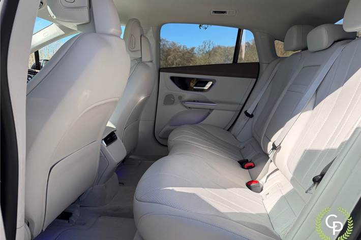 Sort Mercedes EQE300 fra 2023