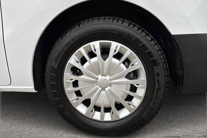 Hvid Toyota Proace Verso fra 2025