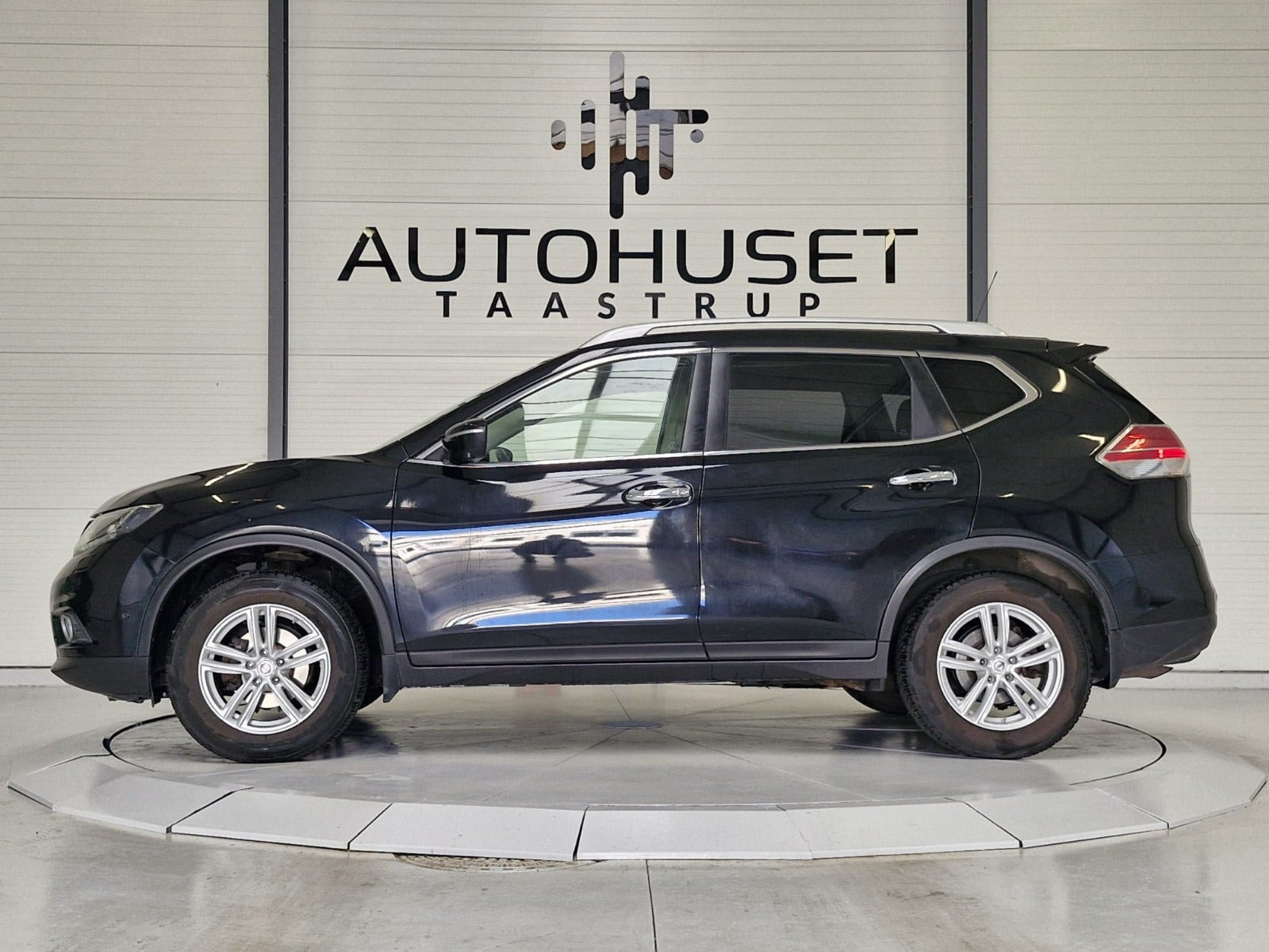 Sort Nissan X-Trail fra 2016