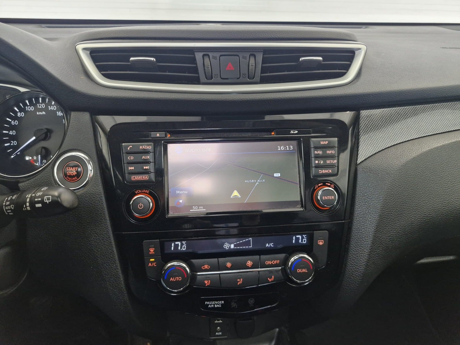 Sort Nissan X-Trail fra 2016