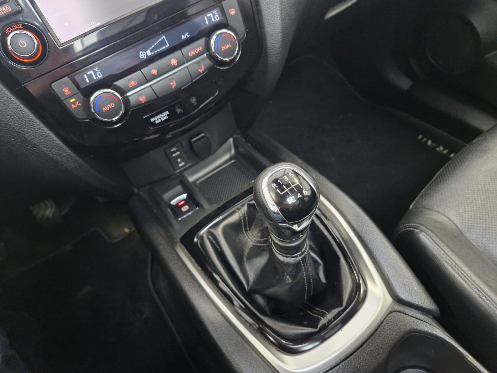 Sort Nissan X-Trail fra 2016