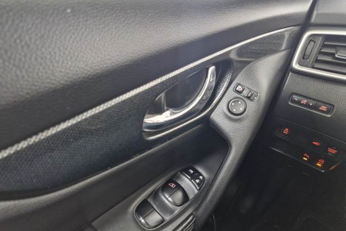 Sort Nissan X-Trail fra 2016