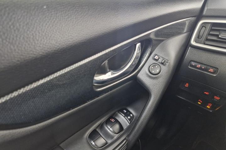 Sort Nissan X-Trail fra 2016