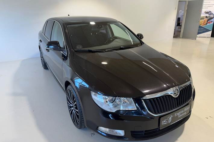 Sort Skoda Superb fra 2010