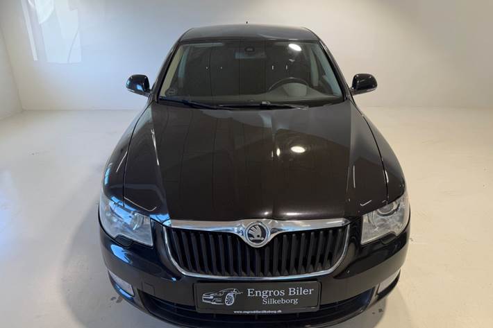 Sort Skoda Superb fra 2010