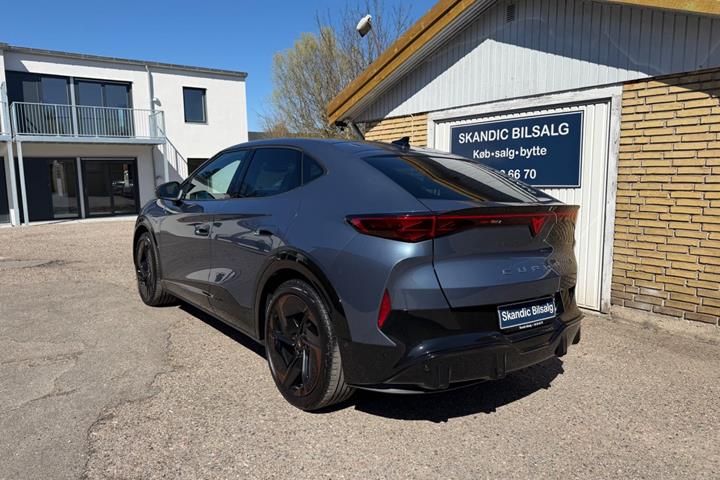 Blå Cupra Tavascan fra 2024