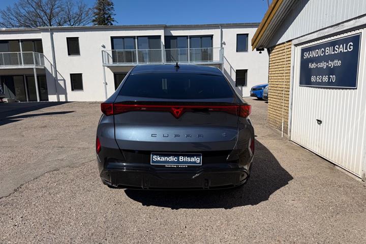 Blå Cupra Tavascan fra 2024