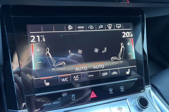 Grå Audi e-tron fra 2023