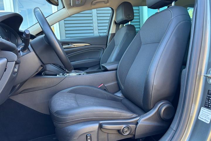 Grå Opel Insignia fra 2018