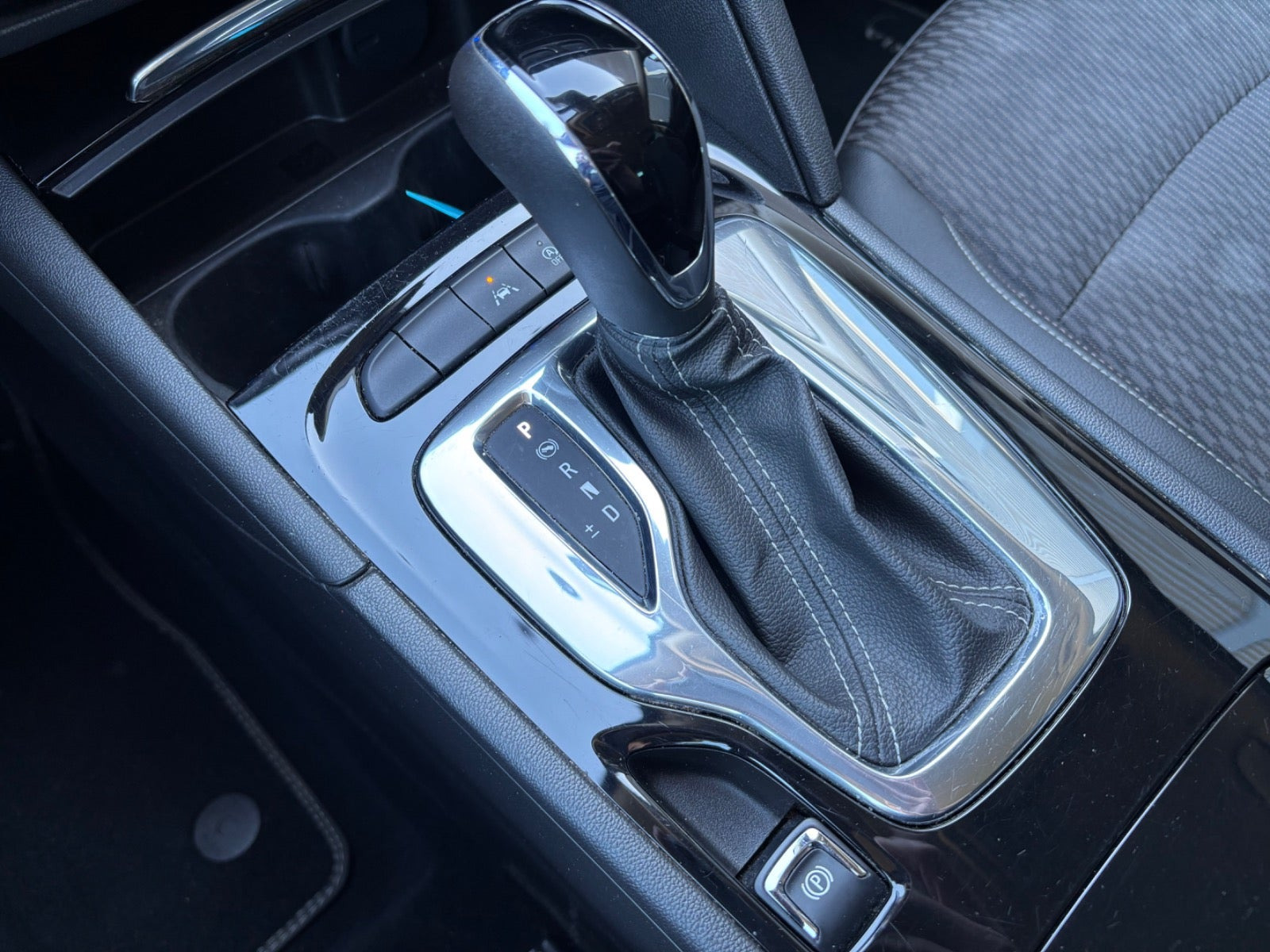 Grå Opel Insignia fra 2018