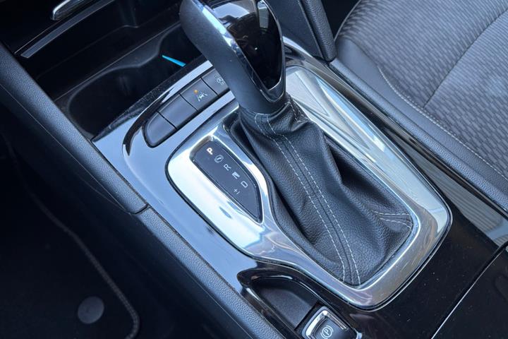 Grå Opel Insignia fra 2018