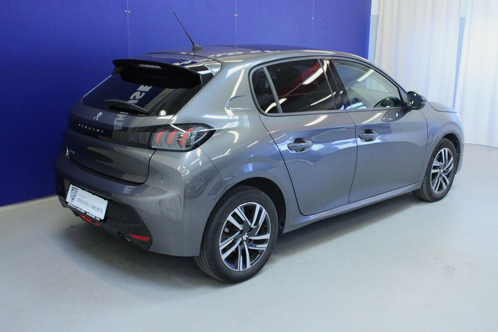 Grå Peugeot 208 fra 2020