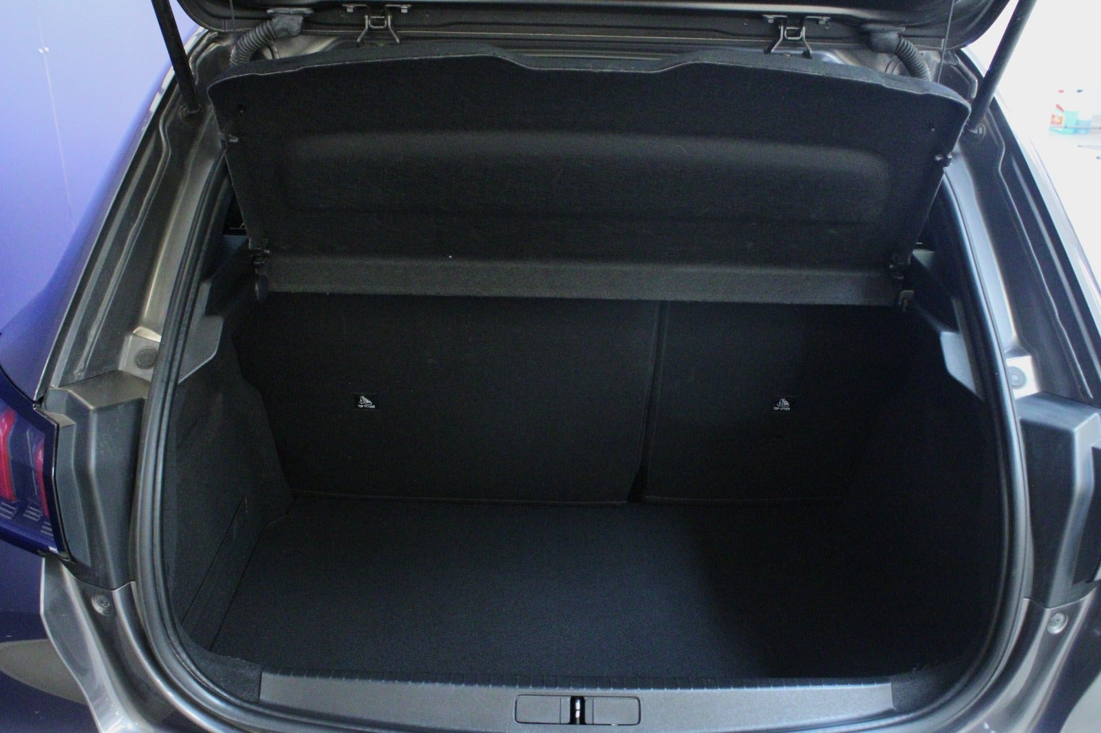Grå Peugeot 208 fra 2020