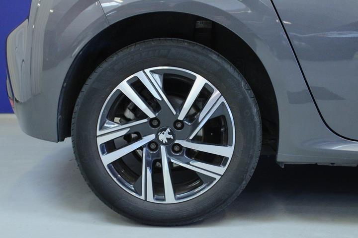Grå Peugeot 208 fra 2020