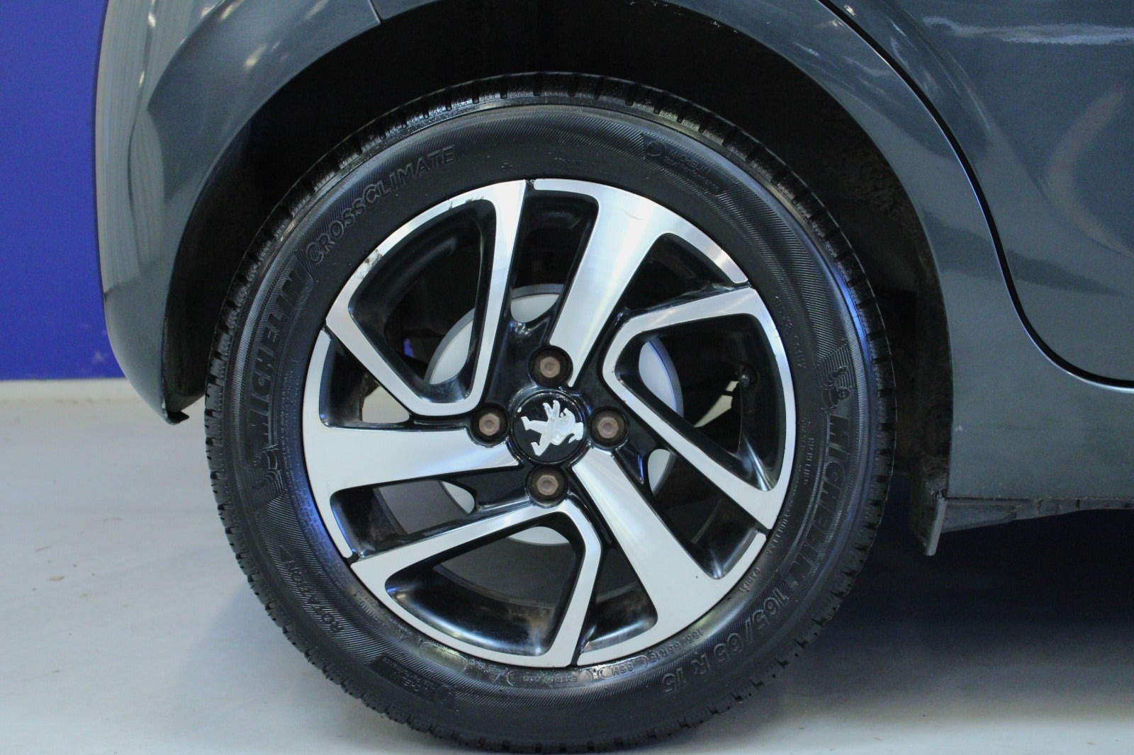 Grå Peugeot 108 fra 2016