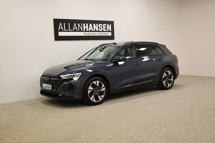 Blå Audi Q8 e-tron fra 2023 set udefra