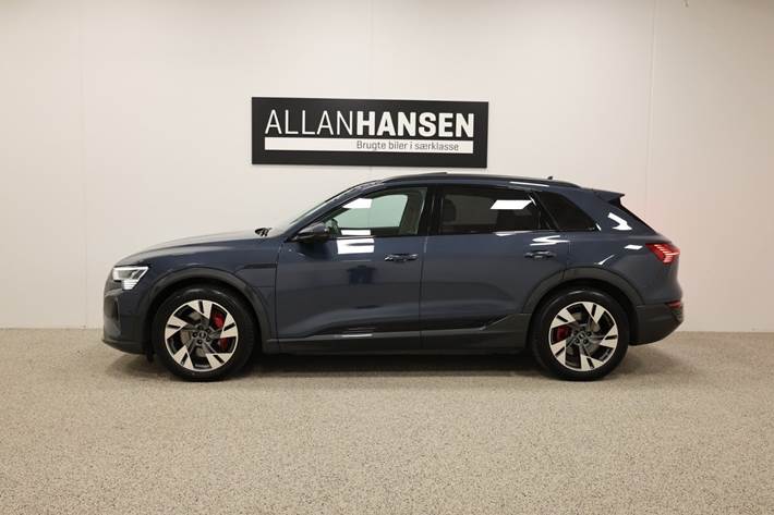 Blå Audi Q8 e-tron fra 2023