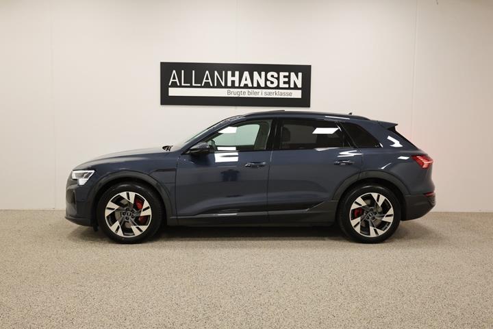 Blå Audi Q8 e-tron fra 2023