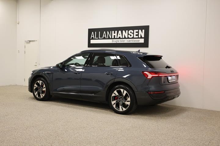 Blå Audi Q8 e-tron fra 2023