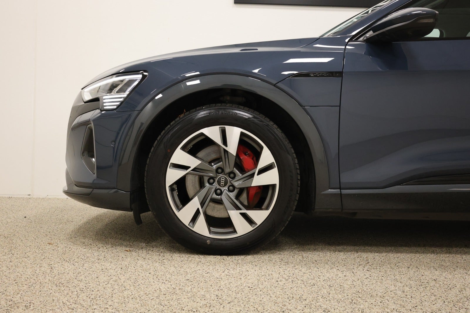 Blå Audi Q8 e-tron fra 2023