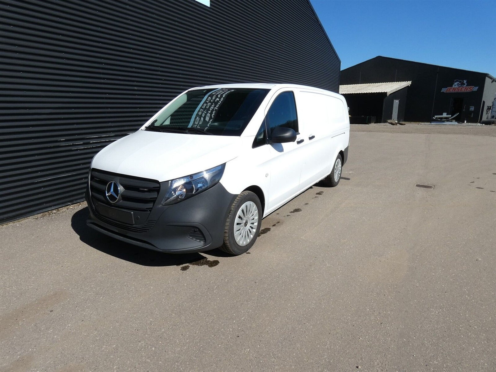 Hvid Mercedes Vito 114 fra 2025