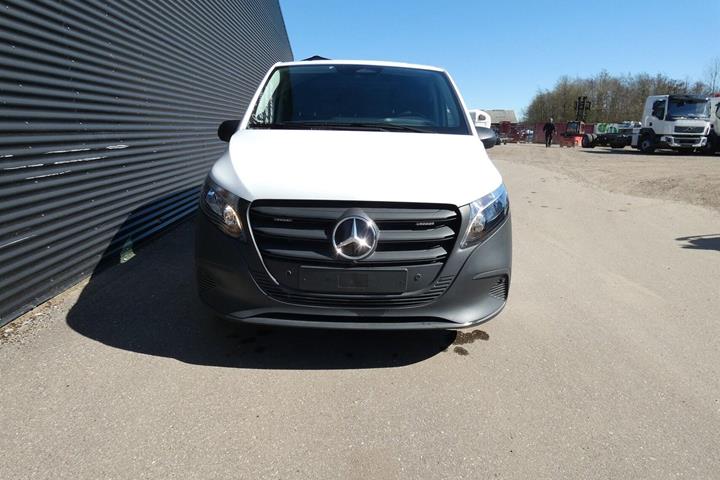 Hvid Mercedes Vito 114 fra 2025