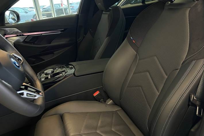 Hvid BMW i5 fra 2025