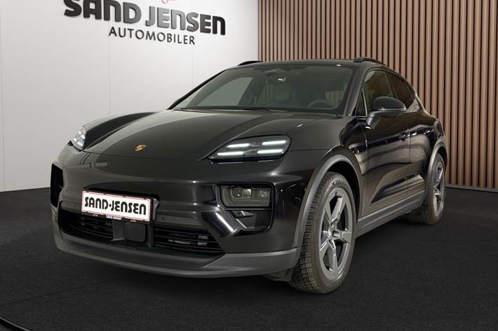 Sort Porsche Macan 4 fra 2024 set udefra