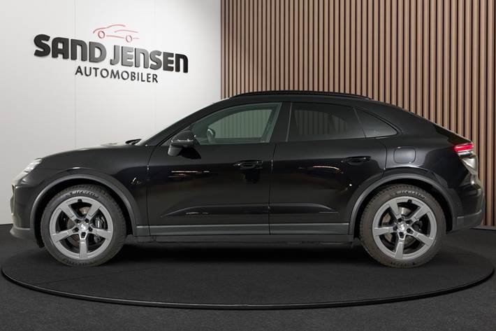 Sort Porsche Macan 4 fra 2024