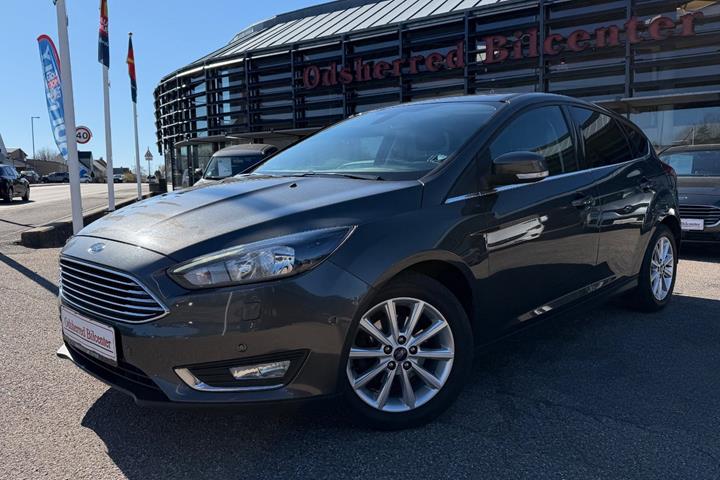 Grå Ford Focus fra 2017 set udefra