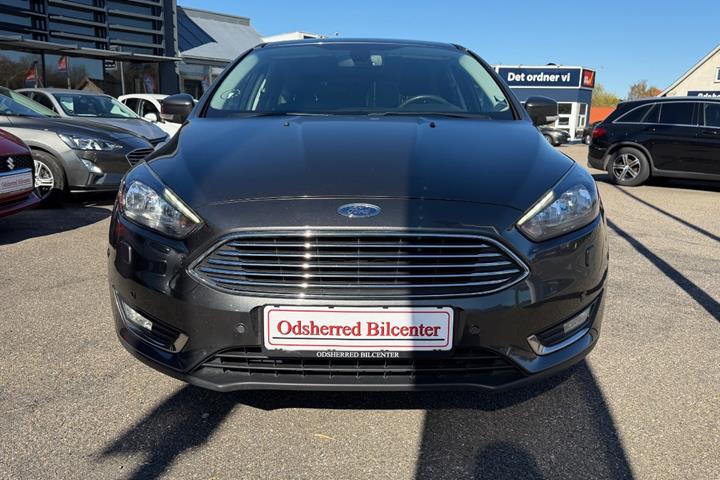 Grå Ford Focus fra 2017