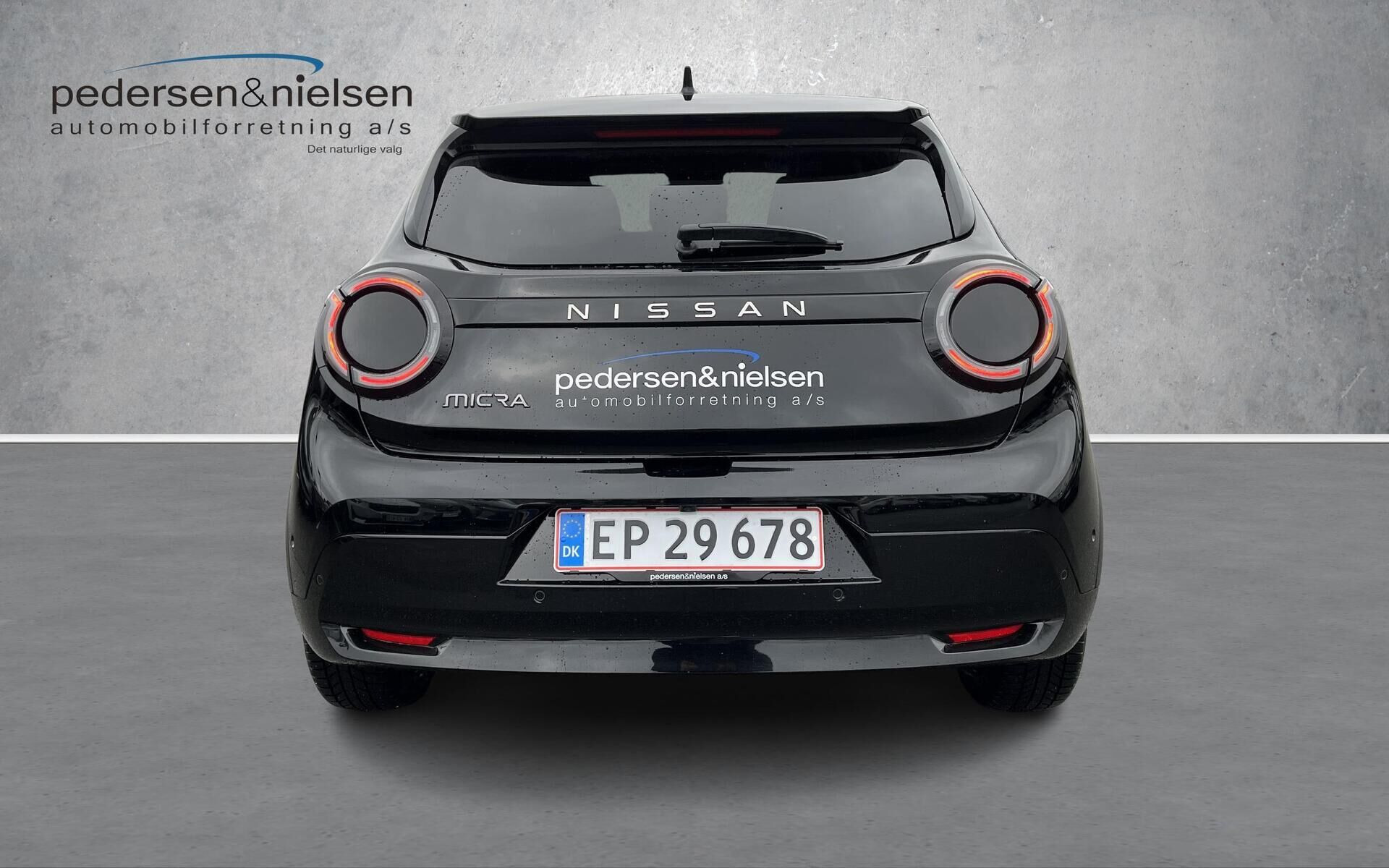 Sort Nissan Micra fra 2025 set udefra