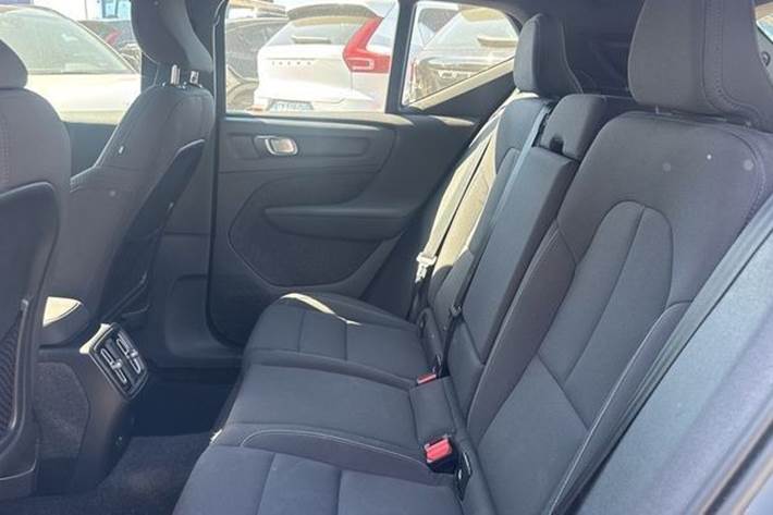 Grå Volvo XC40 fra 2023