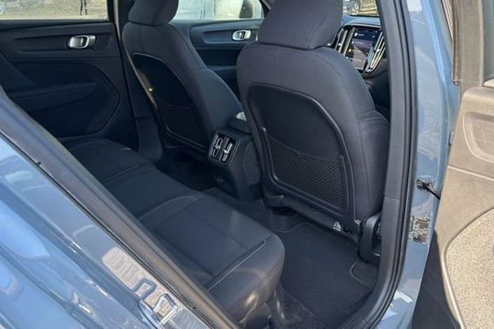 Grå Volvo C40 fra 2023