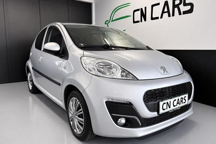 Sølv Peugeot 107 fra 2012 set udefra