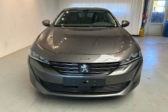 Grå Peugeot 508 fra 2021