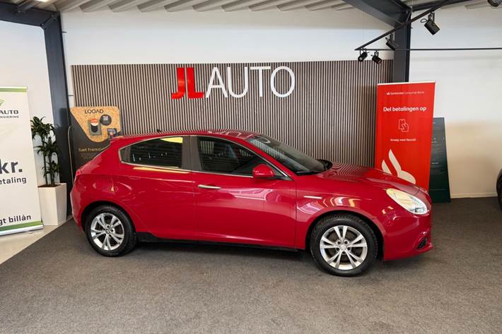 Rød Alfa Romeo Giulietta fra 2011