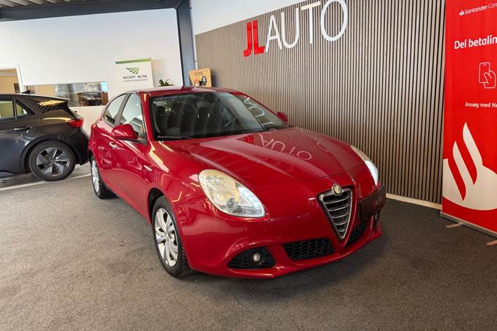 Rød Alfa Romeo Giulietta fra 2011