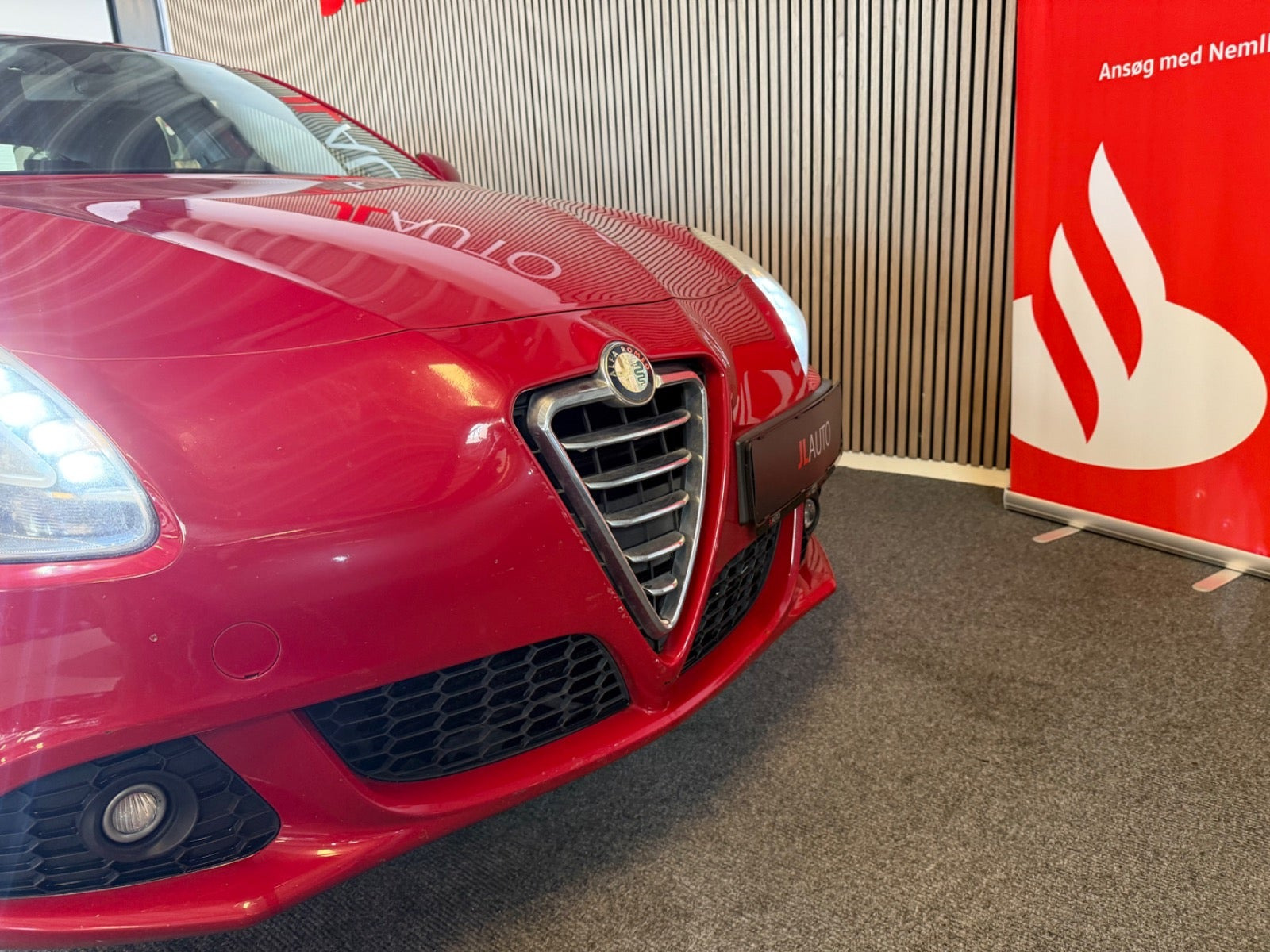 Rød Alfa Romeo Giulietta fra 2011