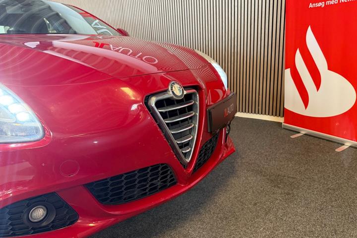 Rød Alfa Romeo Giulietta fra 2011