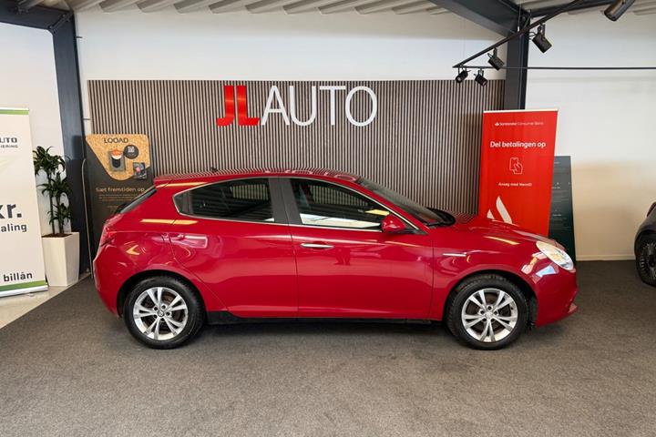 Rød Alfa Romeo Giulietta fra 2011