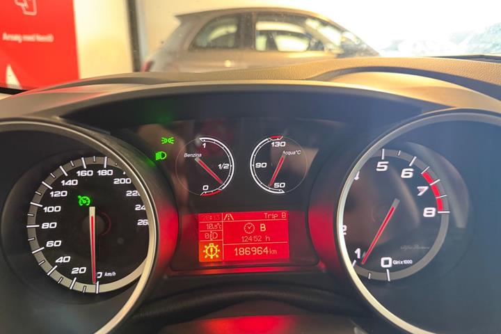 Rød Alfa Romeo Giulietta fra 2011