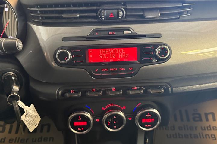Rød Alfa Romeo Giulietta fra 2011