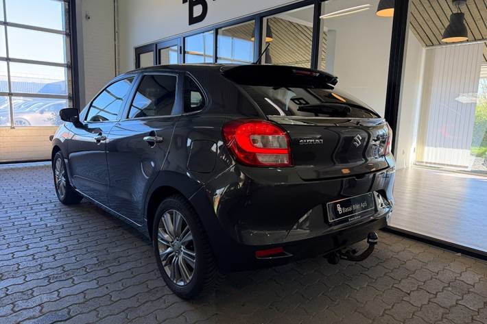 Grå Suzuki Baleno fra 2016