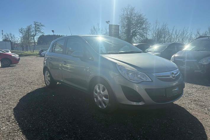 Grå Opel Corsa fra 2011