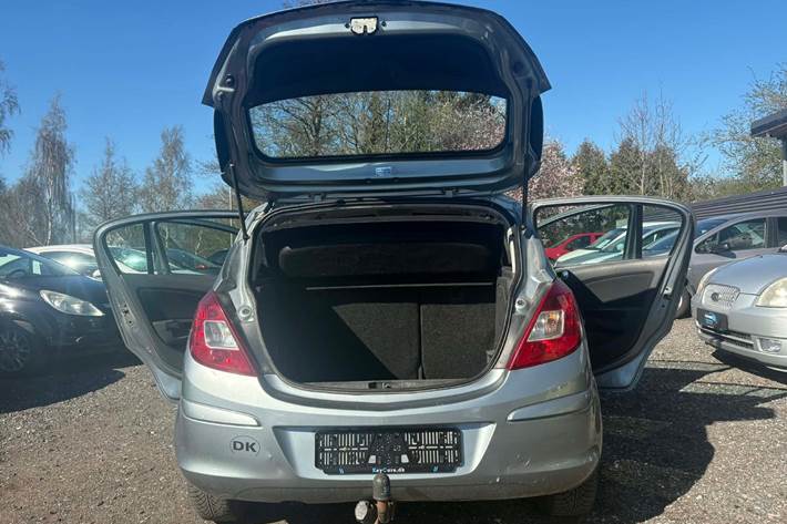 Grå Opel Corsa fra 2011
