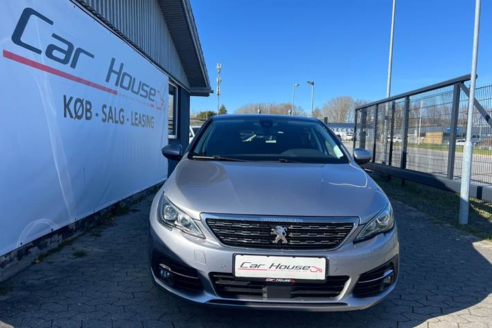 Grå Peugeot 308 fra 2018