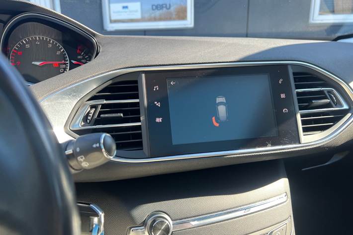 Grå Peugeot 308 fra 2018